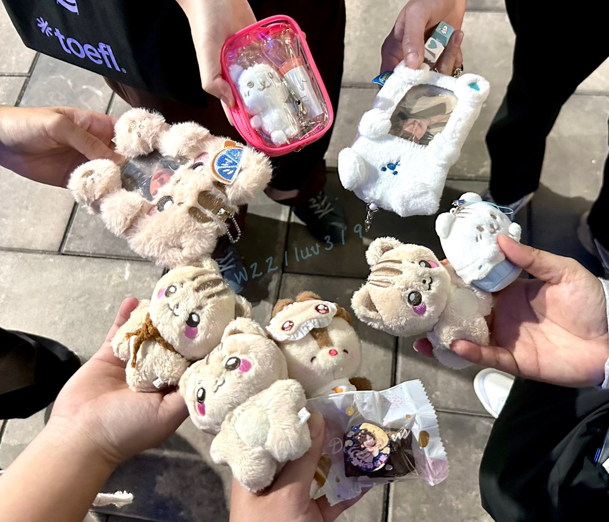 w221luv319's tweet photo. 260927 Disney Hits LIVE

感謝樂比妹妹做得可愛中秋節完完貼紙🩵還有自己手作的巧克力雪Q餅😍很好吃耶
是我喜歡的口感‼️

然後找了大家一起合照😆💙
今天依然介紹了自己: 就是那個W221戴貝雷帽那位😂只是今天沒戴

超級開心的一天

너무 행복해 Because of Ü (Wendy)🫶🏻

#웬디 #WENDY #ReVeluv https://t.co/brfvfouz5K