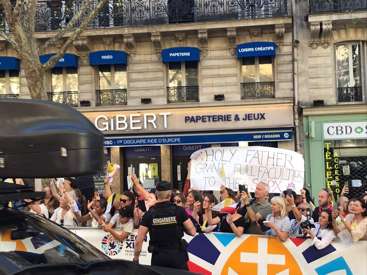 FSSPXFR's tweet photo. « Saint-Père, accordez à la FSSPX toutes les facultés. »

Ce message, porté par des fidèles sur une banderole boulevard Saint-Michel, a été vu par le pape Léon XIV lors de son passage dans les rues de Paris, ce 26 septembre. https://t.co/AKP6cTnQM9