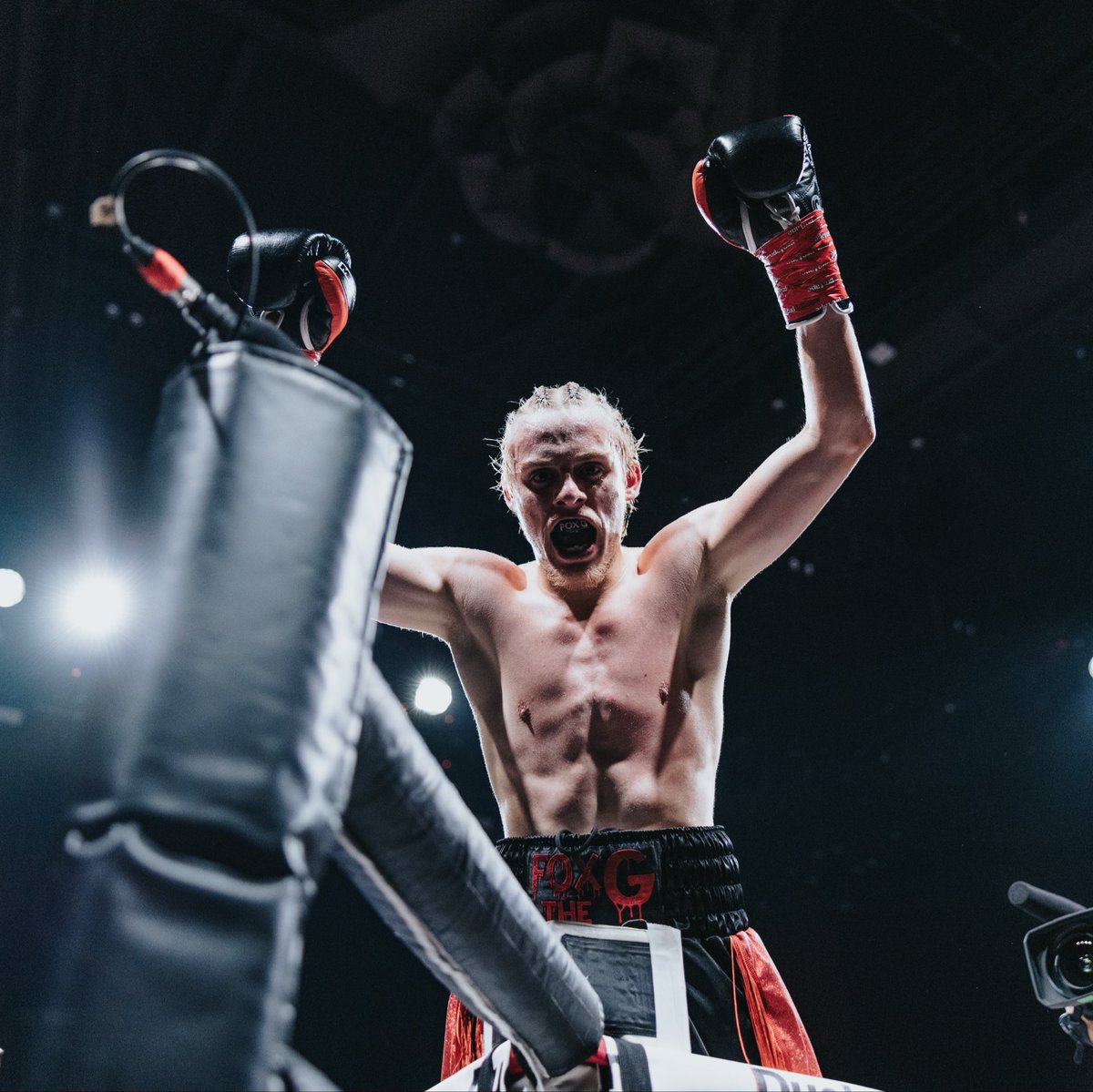 FoxTownley's tweet photo. This one’s for everyone who doubted me #andstill 🏆alhamdulillah the belts coming home safe and sound https://t.co/4dsmOurC9q