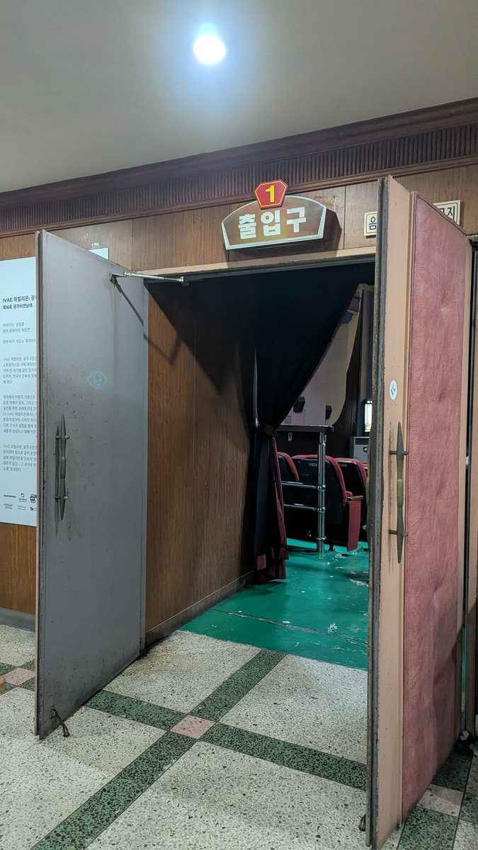 yukisaiki1's tweet photo. 光州ビエンナーレにて最も印象に残った作品をここに記録…ギョンア・ハム(Ham Kyungah/함경아)《Delete the scene of frenzied dancing》。椅子に刺繍されているのは、この劇場で検閲によって消された言葉たち。日本統治下では、劇場奥にある特別席に日本人警官が座り、この劇場を監視していたという。 https://t.co/40Fw7B29LX