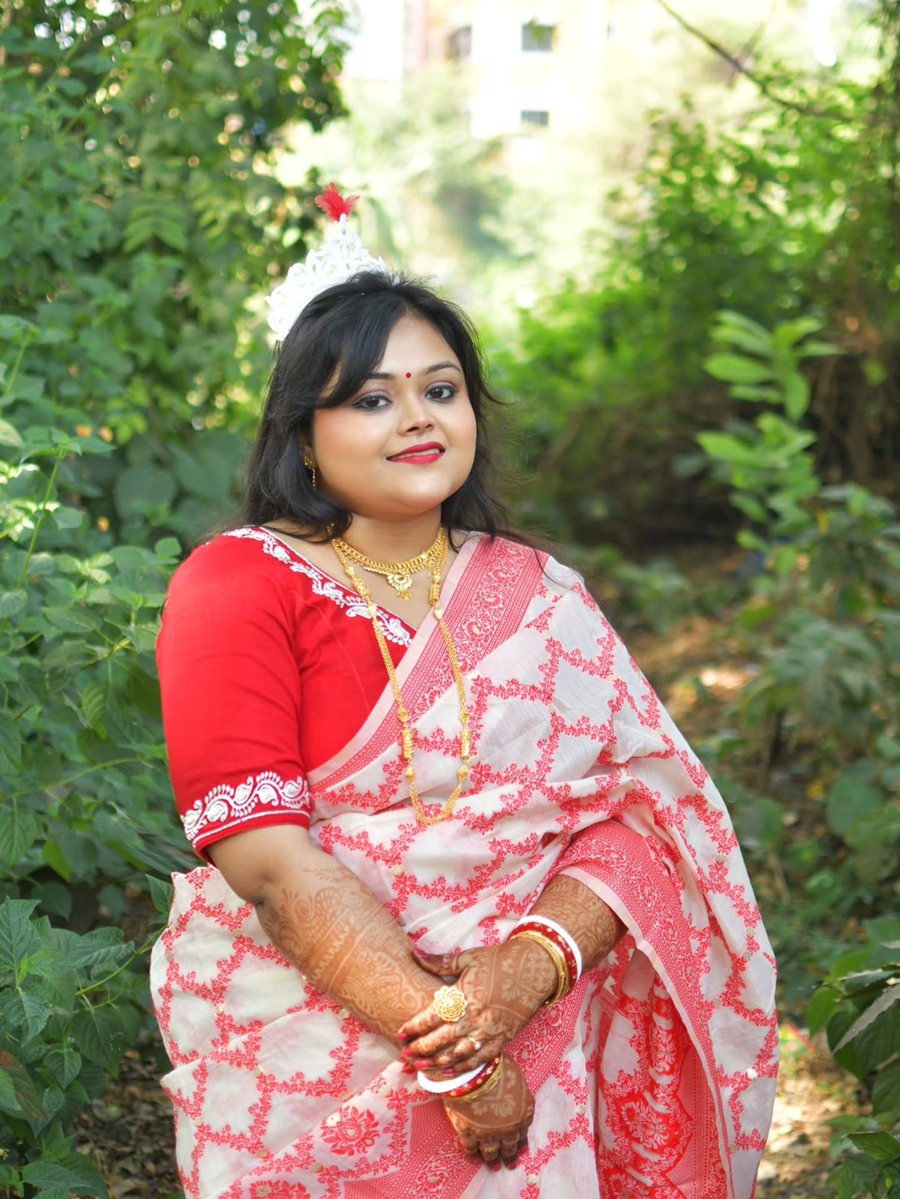 FredaStingef's tweet photo. And suddenly, it’s that morning when you wear shakha-pola for the first time, and everything feels different. I wanted to keep the look natural and real, so I chose a minimal base with my signature red lip and kohl-lined eyes. https://t.co/SrpZvBHkKV