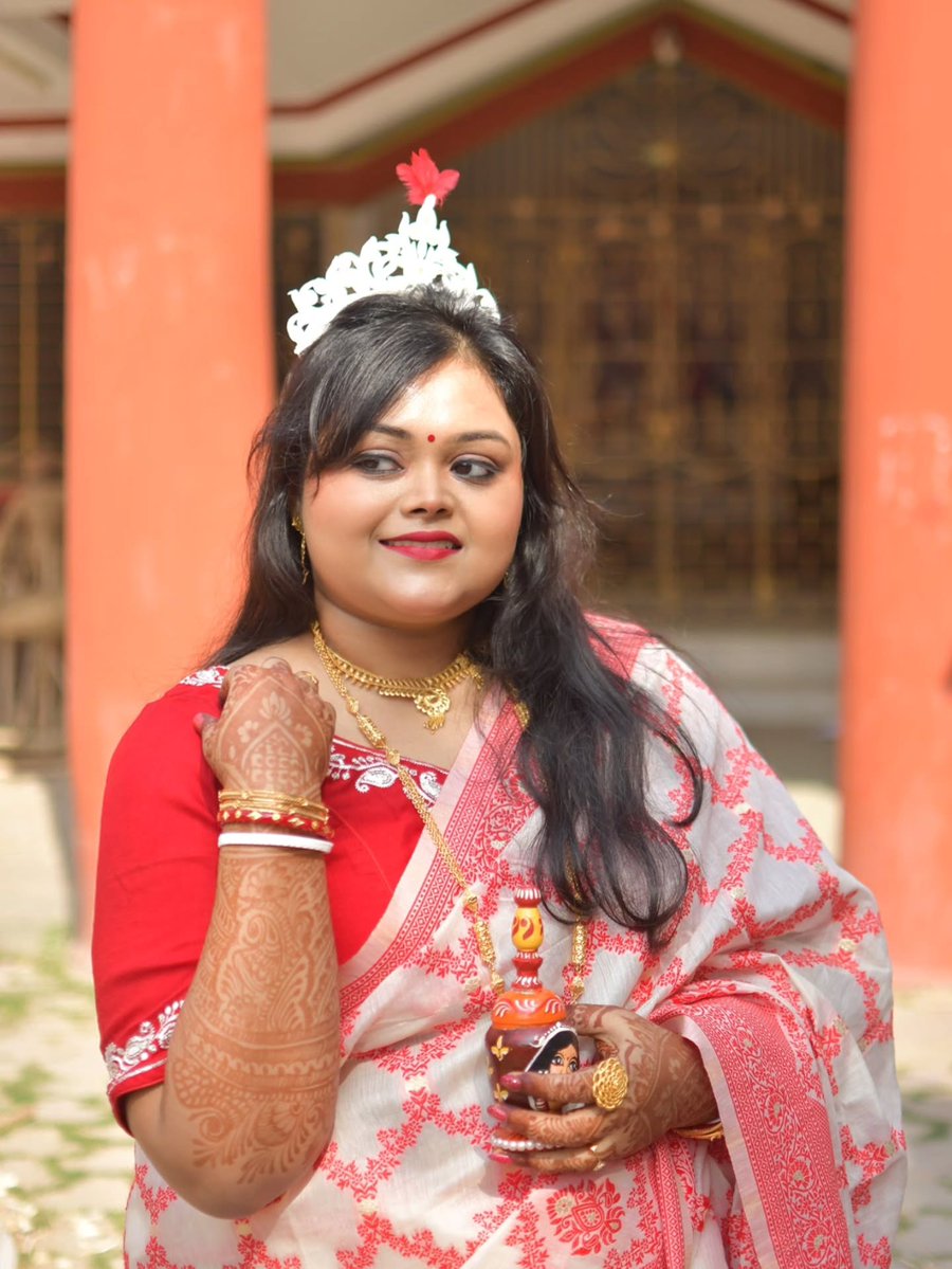 FredaStingef's tweet photo. And suddenly, it’s that morning when you wear shakha-pola for the first time, and everything feels different. I wanted to keep the look natural and real, so I chose a minimal base with my signature red lip and kohl-lined eyes. https://t.co/SrpZvBHkKV