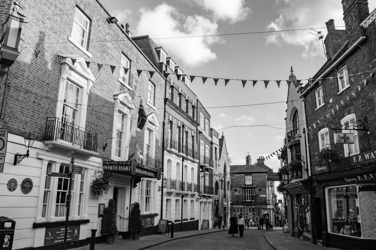 abdullahj's tweet photo. Lincoln up 🏰

📍Lincoln, Lincolnshire, UK 🇬🇧 

#photography #architecture #england #explore #town #england #uk #explorer #travel #medieval #heritage #history #lincoln #lincolnshire #cathedral #lincolncathedral #blueskies #nikon #dslr #visitengland #unitedkingdom #urban #spires https://t.co/rSmQimAt3C