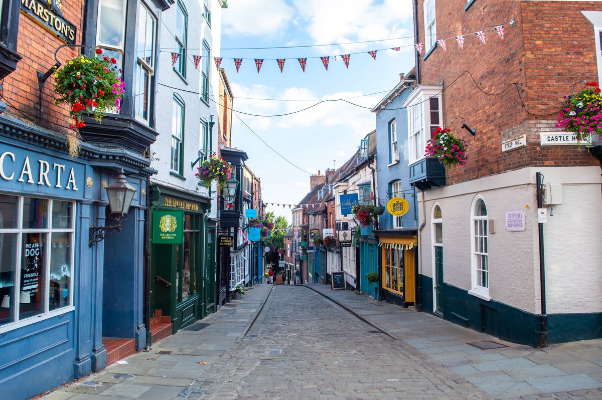 abdullahj's tweet photo. Lincoln up 🏰

📍Lincoln, Lincolnshire, UK 🇬🇧 

#photography #architecture #england #explore #town #england #uk #explorer #travel #medieval #heritage #history #lincoln #lincolnshire #cathedral #lincolncathedral #blueskies #nikon #dslr #visitengland #unitedkingdom #urban #spires https://t.co/rSmQimAt3C