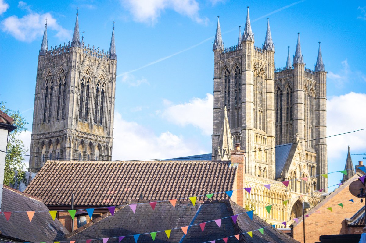 abdullahj's tweet photo. Lincoln up 🏰

📍Lincoln, Lincolnshire, UK 🇬🇧 

#photography #architecture #england #explore #town #england #uk #explorer #travel #medieval #heritage #history #lincoln #lincolnshire #cathedral #lincolncathedral #blueskies #nikon #dslr #visitengland #unitedkingdom #urban #spires https://t.co/rSmQimAt3C