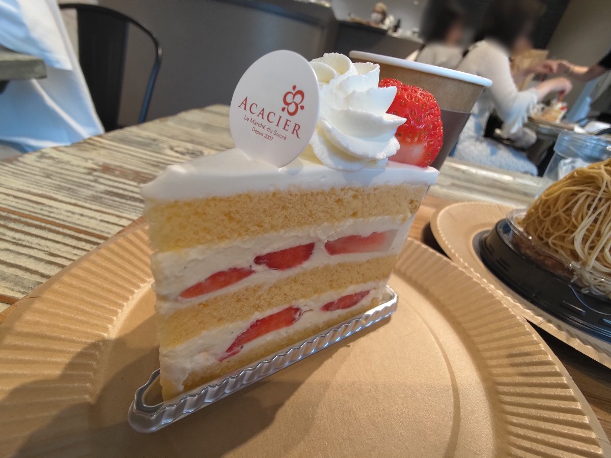 nkjmktr's tweet photo. アカシエ 北浦和本店@北浦和（さいたま市浦和区）で
🍓究極のショートケーキ 苺
🌰彩の栗（さいのくり）
を注文。1年半ぶりの訪問。15:05着でさほど待たずに着席。スポンジ生地にカスタードを加えた純生クリームのショートケ���キ😋 モンブランクリームは利平栗、底はダックワーズ🥰 #ケーキ #埼玉県 https://t.co/0i8yIJHVV1