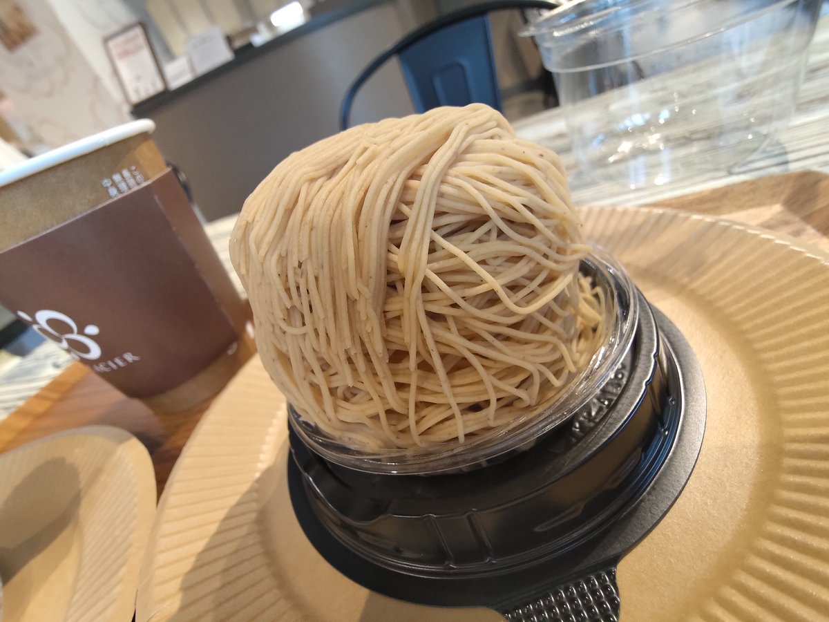 nkjmktr's tweet photo. アカシエ 北浦和本店@北浦和（さいたま市浦和区）で
🍓究極のショートケーキ 苺
🌰彩の栗（さいのくり）
を注文。1年半ぶりの訪問。15:05着でさほど待たずに着席。スポンジ生地にカスタードを加えた純生クリームのショートケ���キ😋 モンブランクリームは利平栗、底はダックワーズ🥰 #ケーキ #埼玉県 https://t.co/0i8yIJHVV1