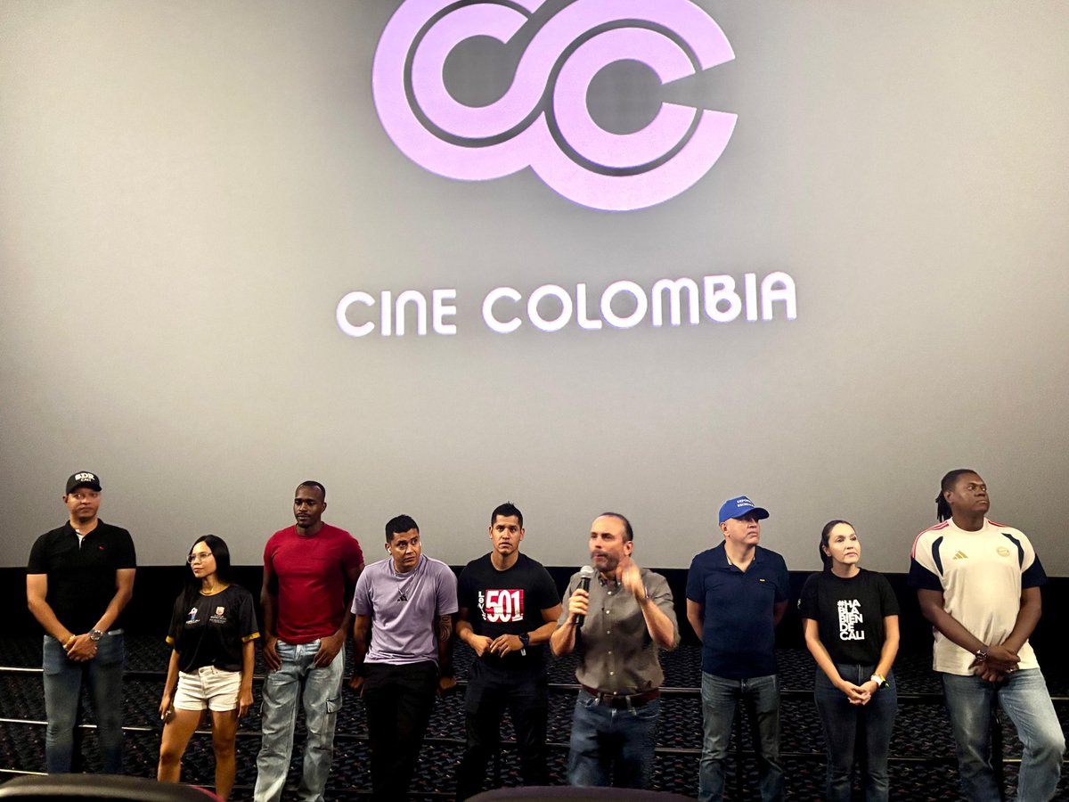 SeguridadCali's tweet photo. Este fin de semana nos fuimos de plan cine con nuestros jóvenes #EnLaBuena que practican Rugby con @SecDeporteCali. 

Junto al alcalde @alejoeder compartimos este espacio para reiterar la importancia de la convivencia y el deporte como camino, lejos de entornos de violencia. 💙 https://t.co/QzmArKpzJc