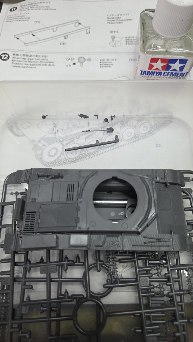 CAN4668's tweet photo. お疲れ様です
仕事が月末でバタバタ
車、エアコン、スマホの買い換えでバタバタ
やっと帰ってきたものの
ポケモンの肉抜きがエグいし
戦車のパーツがまるでゴミのようだし
ギャンのシール地獄が鬼畜だし
まぁ脱線しちゃうよねぇ
ギャンのシールは取説見ても貼る位置わかりづらいし塗るかぁ
#ガンプラ https://t.co/D9N6VjIbvB