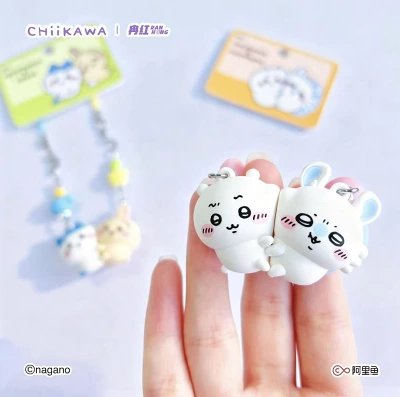 chiikawagoods17's tweet photo. 推し同士をずっとくっつけておきたい人、これ刺さる🥹💕
中国限定のちいかわ 「マグネットペアキーホルダー」✨
ちいかわ×モモンガ、 ハチワレ×うさぎの2種類。
マグネットでぴたっとくっつくから、 バッグにつけても並べて飾っても可愛すぎる…😭🤍 https://t.co/R7WrbHArNL