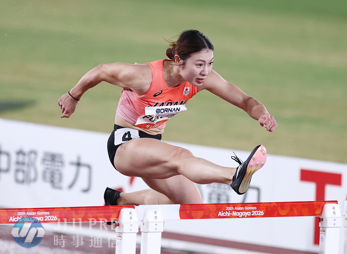 jiji_shashinbu's tweet photo. 🔥#愛知・名古屋アジア大会🏆
陸上の女子１００メートル障害で福部真子が１２秒７４で金メダルに輝きました。「今まで自分が取ってきたメダルの中で、一番価値のある金メダル。１人では絶対に取れなかった」と喜びをかみしめました。
#アジア大会 https://t.co/OPpbfmZcZc