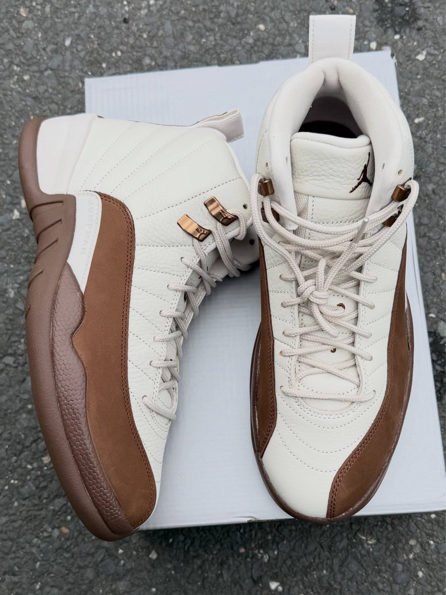 zSneakerHeadz's tweet photo. DETAILED LOOK: Air Jordan 12 “Fireside” 🤍🤎
Dropping on October 24th. https://t.co/gNGbJ1XrnJ