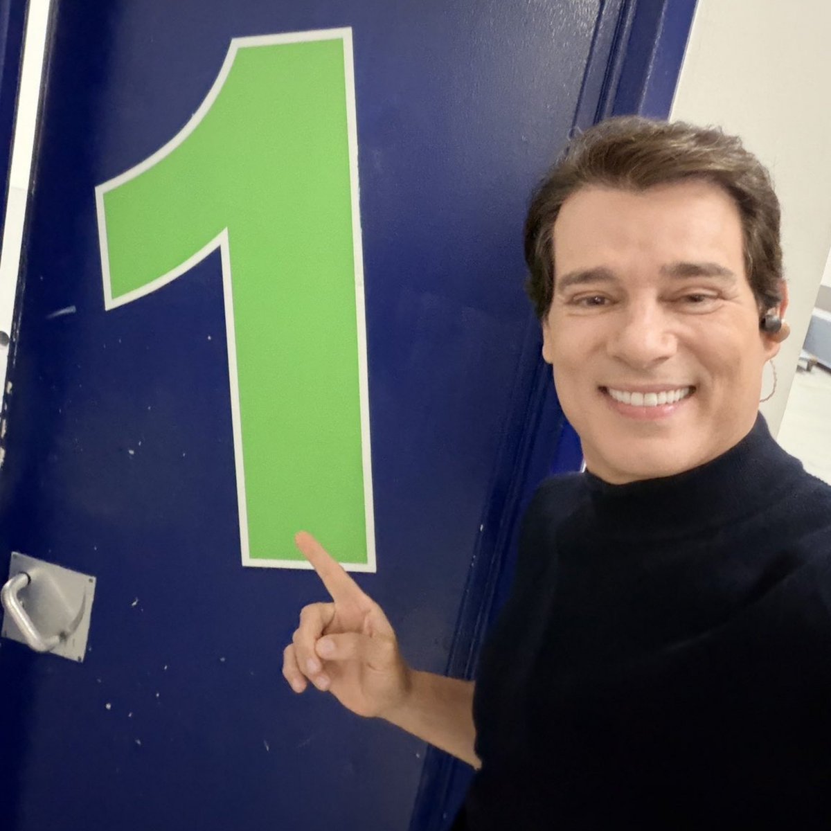 bastidoresdm's tweet photo. 🚨 LIDEROU! Neste domingo (27), Celso Portiolli bateu o sino mais uma vez e o #DomingoLegal ficou 41 minutos na frente da Globo nos números prévios, com pico de 6,73 pontos. https://t.co/BqPdcegkjc