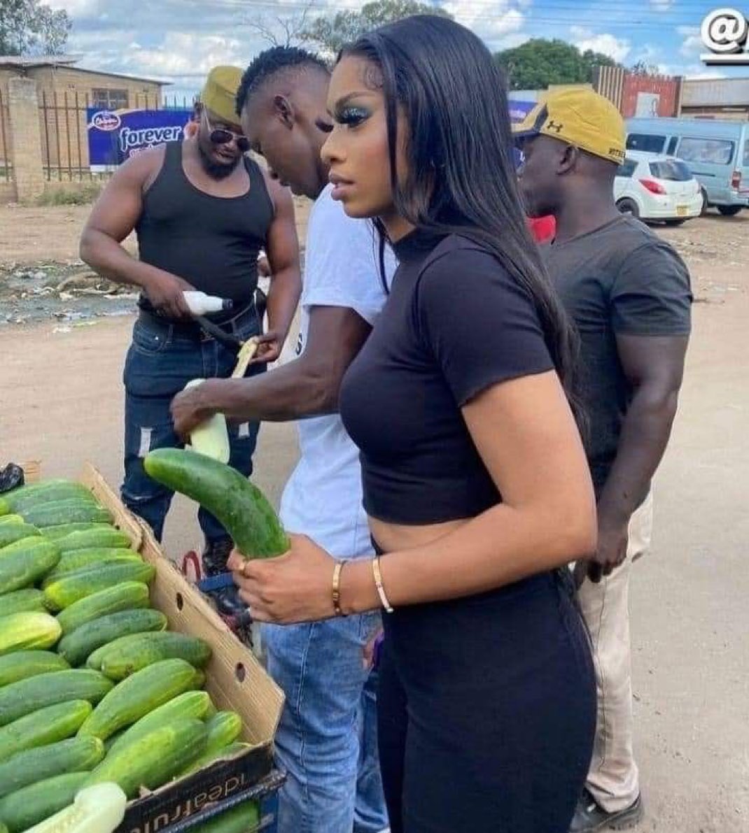 Blyzeen's tweet photo. Why she de carry that type https://t.co/QnJuoTpg1k