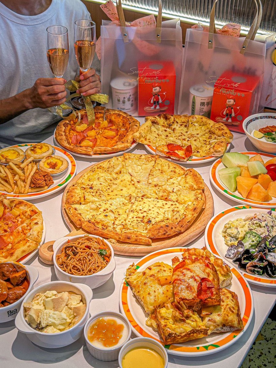 VertieWebbo2's tweet photo. Hoy, pizza casera y risas con mi familia, los mejores momentos son los simples https://t.co/v7jGJnY9Wr