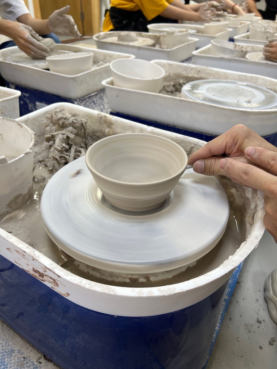 EUFEMIAGARmwvf's tweet photo. Sumérgete en una clase de cerámica creativa hoy! Modela tu propia pieza única, disfruta de la textura del barro y llévate tu obra a casa. Cada gota de esfuerzo es un toque de arte. https://t.co/JJQ6010q45