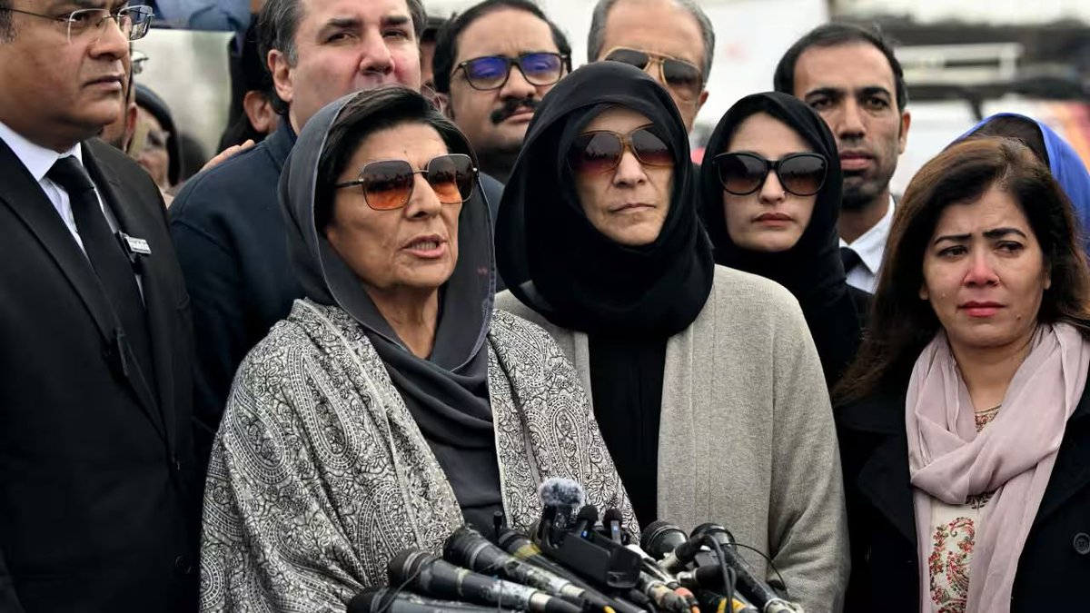 FuriousTrusted's tweet photo. 🚨🇵🇰 Imran Khan’s sisters have now been on HUNGER STRIKE for 48 hours!!!

They are REFUSING food inside prison to protest their ILLEGAL DETENTION and the reported mistreatment of female inmates.

Authorities are already under fire over the handling of Khan’s relatives and supporters...

They're NOT going to make it easy on them.