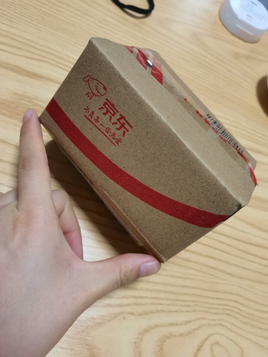 TildaInglehk's tweet photo. Qué sorpresa! Mi paquete llegó hoy, la caja está intacta, no puedo esperar a abrirlo y ver qué hay dentro https://t.co/R7M7SYBk9L