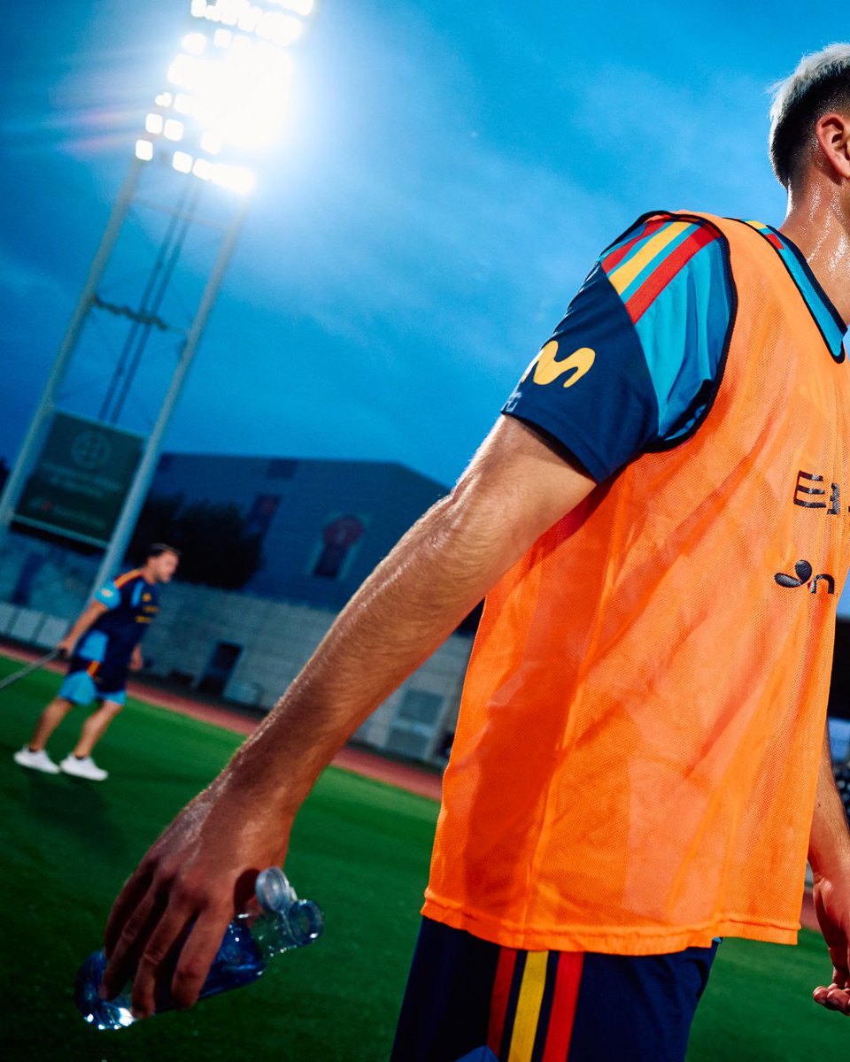 SEFutbol's tweet photo. 🎵 Ya cayó la nocheeee...

Y nos quedó una luz preciosa para hacer fotones.

📸 Galería completa: https://t.co/QoiU7DvjmF 

#VamosEspaña | #NationsLeague https://t.co/VpajoSfy4N