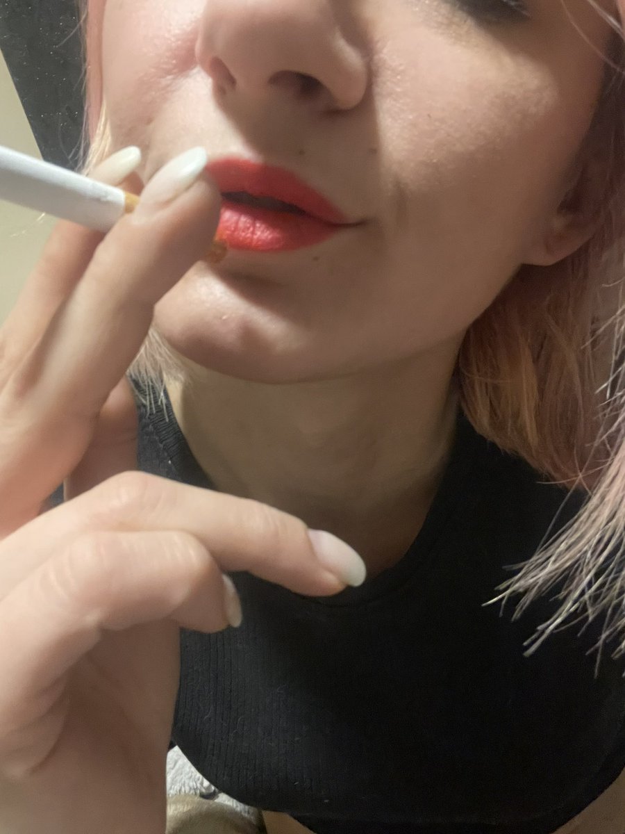 GinaVelvet_X's tweet photo. Roter Lippenstift. Zigarette. Dein Blick bleibt sowieso hängen. 😏🚬💋 https://t.co/F2F4xCqVIB