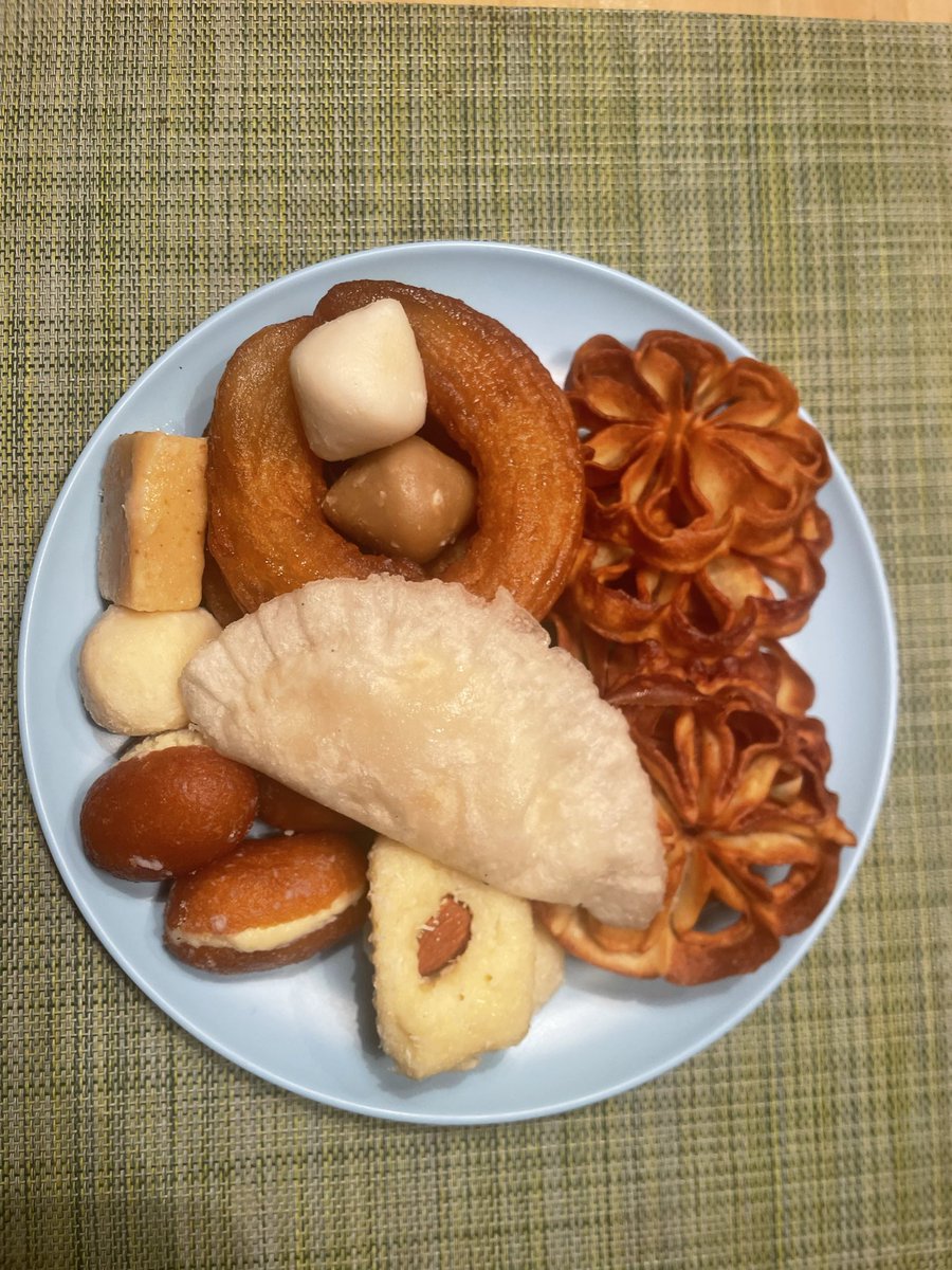 derChristoph2nd's tweet photo. Es bimmelt.
Ich mach auf.
Steht da der Bursch von schräg vis a vis,vor kurzem mit seinen Eltern da eingezogen.
Er drückt mir den Teller und einen Sack Obst in die Hand und sagt, das wäre traditionelles Gebäck aus Bangladesch.
Noch bevor ich mich bedanken kann, ist er wieder weg. https://t.co/E7DnfgVjfm