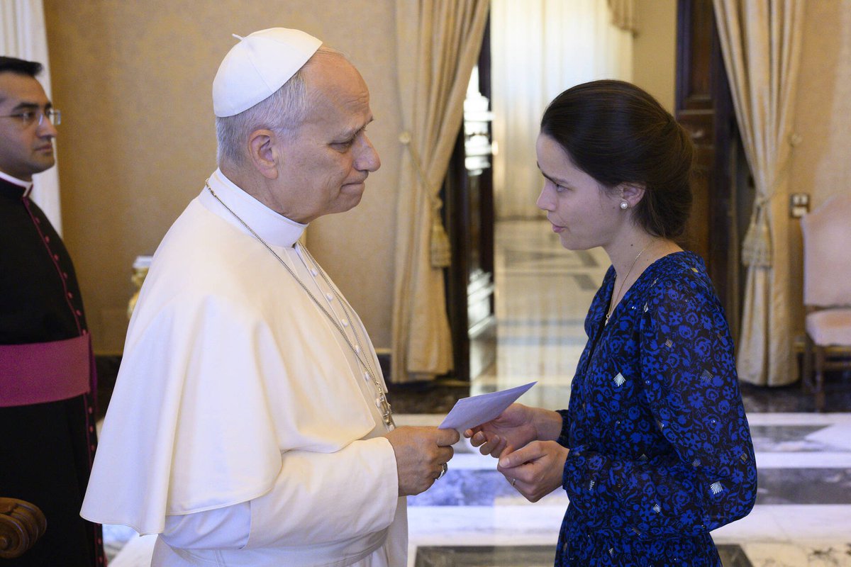 MarieLys_Pell's tweet photo. Le 11 février, jour de la fête de Notre-Dame de Lourdes, j'avais écrit au Saint-Père @Pontifex_fr, lui demandant une parole forte et une prière de toute l'Eglise pour que la France ne légalise pas l'euthanasie et le suic1de assisté.

Le 22 juin, je lui ai remis en mains propres une nouvelle lettre, lui demandant de prier pour les jeunes qui se battent pour le respect de la vie, en particulier dans ce contexte législatif difficile.

Aujourd'hui, sa réponse est au-delà de mes espérances. Depuis l'Élysée, en passant par l'UNESCO, et pour finir, par ce discours magnifique à Lourdes, le Pape n'a cessé de rappeler la dignité de chaque personne, et l'illégitimité de donner la mort.

On pourrait penser que cette réponse vient trop tard. Que la loi est déjà passée. Mais moi, je crois qu'elle prépare un nouveau départ. Aucune loi n'est irréversible. 

La prière, les paroles et l'exemple du Pape lèveront, j'en suis sûre, des milliers de défenseurs de la vie en France. Nous serons de plus en plus nombreux à nous engager pour construire « la civilisation de la vérité et de l'amour » et une culture de vie.

Deo Gratias ✨