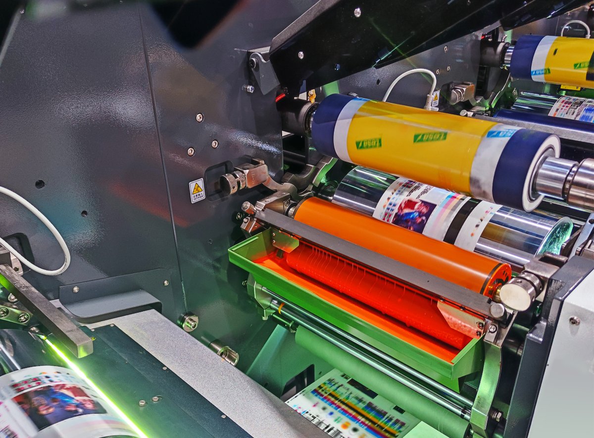 HongSheng10888's tweet photo. The register sensor tracks marks in real time and adjusts synchronously with printing unit. No registration shift at high speed, reducing defective products.
#LabelPrinting #WebRegistration #FlexoMachine #PrintingTechnology https://t.co/4CK8Vv4ouI
