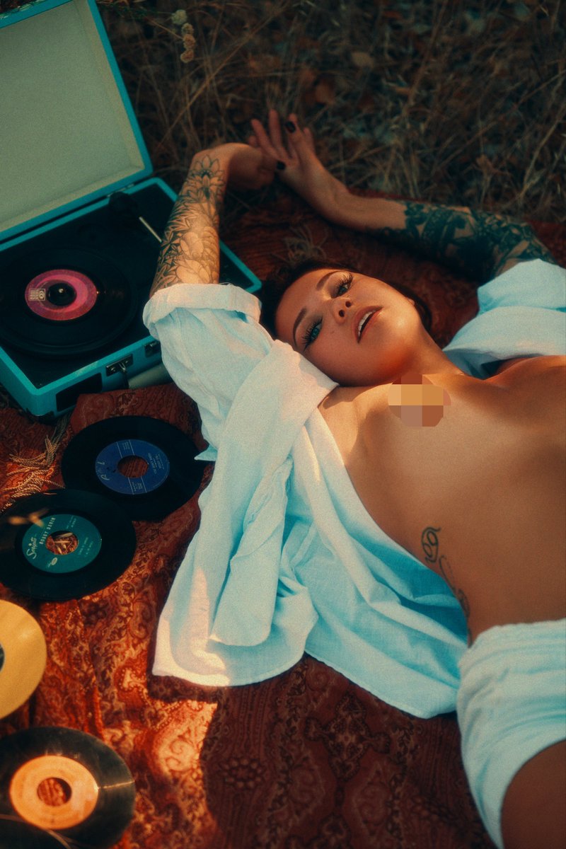 wobblymami's tweet photo. Lounging around https://t.co/WxD3uvAehc