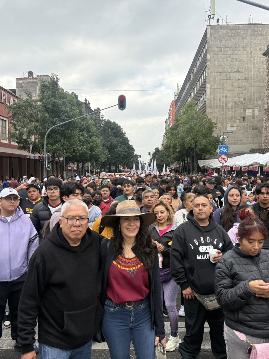 DuniaLudlow's tweet photo. Hoy el Zócalo volvió a ser el corazón de un país que rinde cuentas de frente al pueblo. 🇲🇽❤️

Nuestra Presidenta @Claudiashein cerró su gira de Segundo Informe con resultados, soberanía y una convicción clara:

“Ninguna potencia extranjera determina el destino de México y ninguna élite determina el destino de la patria.” 

Gracias a las vecinas, vecinos y organizaciones de Cuauhtémoc que caminaron con nosotros.

#HonestidadyResultados