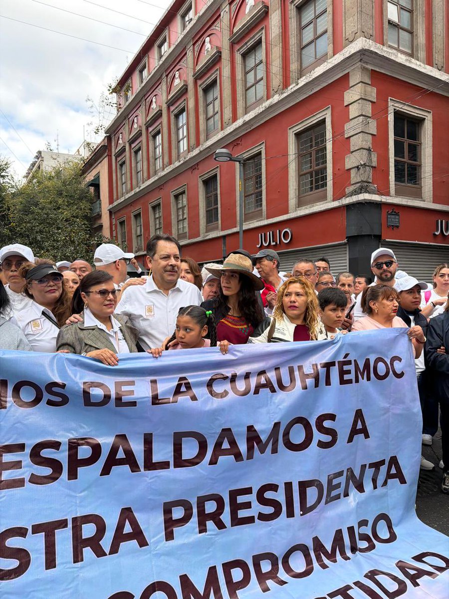 DuniaLudlow's tweet photo. Hoy el Zócalo volvió a ser el corazón de un país que rinde cuentas de frente al pueblo. 🇲🇽❤️

Nuestra Presidenta @Claudiashein cerró su gira de Segundo Informe con resultados, soberanía y una convicción clara:

“Ninguna potencia extranjera determina el destino de México y ninguna élite determina el destino de la patria.” 

Gracias a las vecinas, vecinos y organizaciones de Cuauhtémoc que caminaron con nosotros.

#HonestidadyResultados