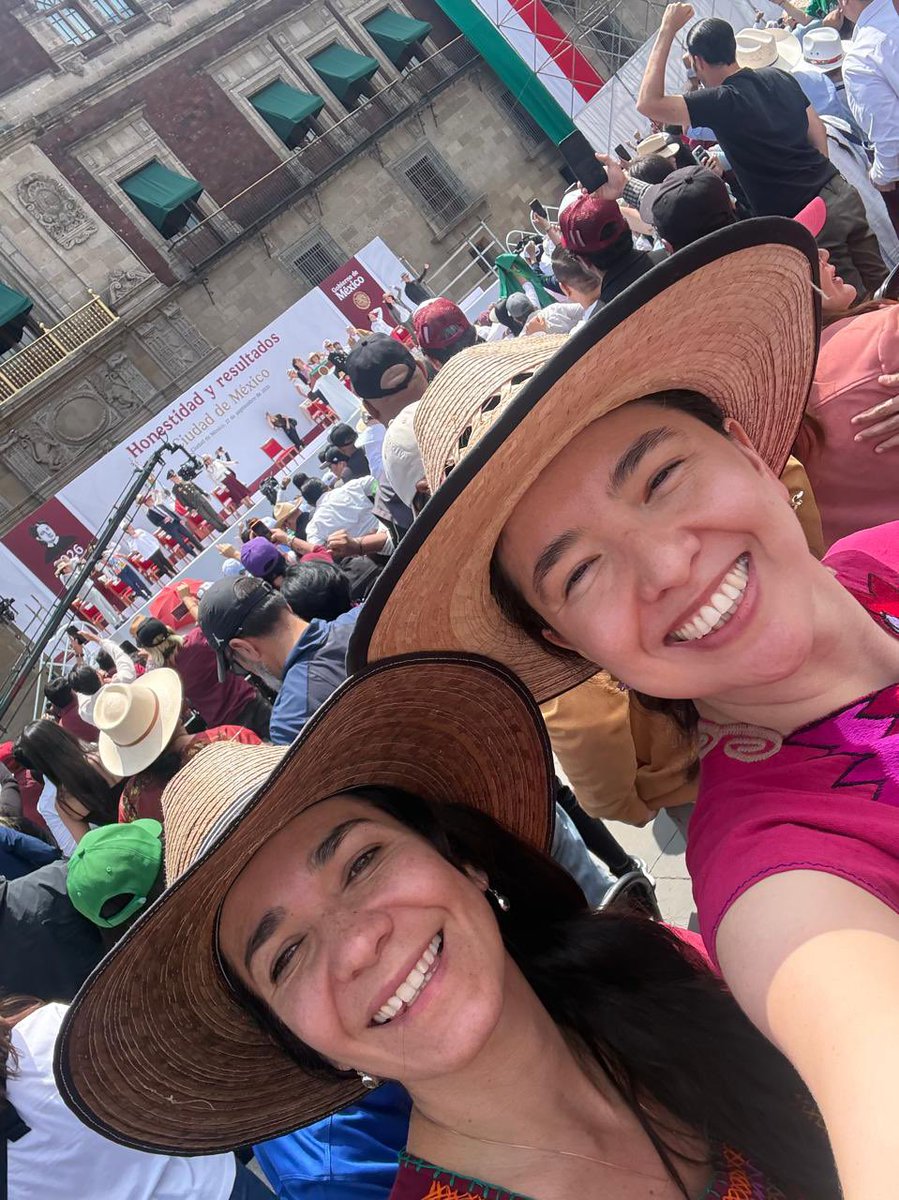 DuniaLudlow's tweet photo. Hoy el Zócalo volvió a ser el corazón de un país que rinde cuentas de frente al pueblo. 🇲🇽❤️

Nuestra Presidenta @Claudiashein cerró su gira de Segundo Informe con resultados, soberanía y una convicción clara:

“Ninguna potencia extranjera determina el destino de México y ninguna élite determina el destino de la patria.” 

Gracias a las vecinas, vecinos y organizaciones de Cuauhtémoc que caminaron con nosotros.

#HonestidadyResultados