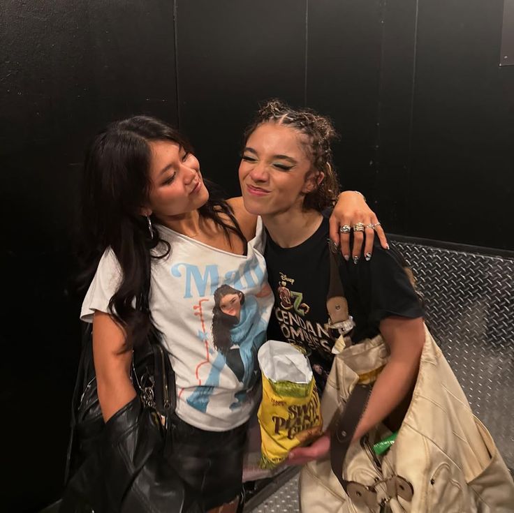 maliabakersgf's tweet photo. i just think even momo would kidnap malia if she had to just like zara  <3 https://t.co/pXojSmPfWe