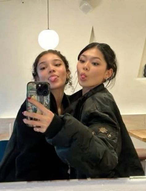 maliabakersgf's tweet photo. i just think even momo would kidnap malia if she had to just like zara  <3 https://t.co/pXojSmPfWe