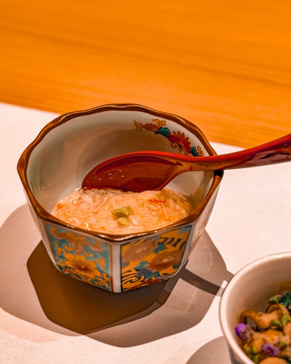 chloemooretbogk's tweet photo. A crab kaiseki restaurant in Hamamatsucho, open for less than a year, still has no Instagram. Enjoy crab dishes in a private room, from sashimi and hot pot to grilled king crab and crab porridge. Finish with lemon sorbet, then stroll around Tokyo https://t.co/pGlae9I5iR