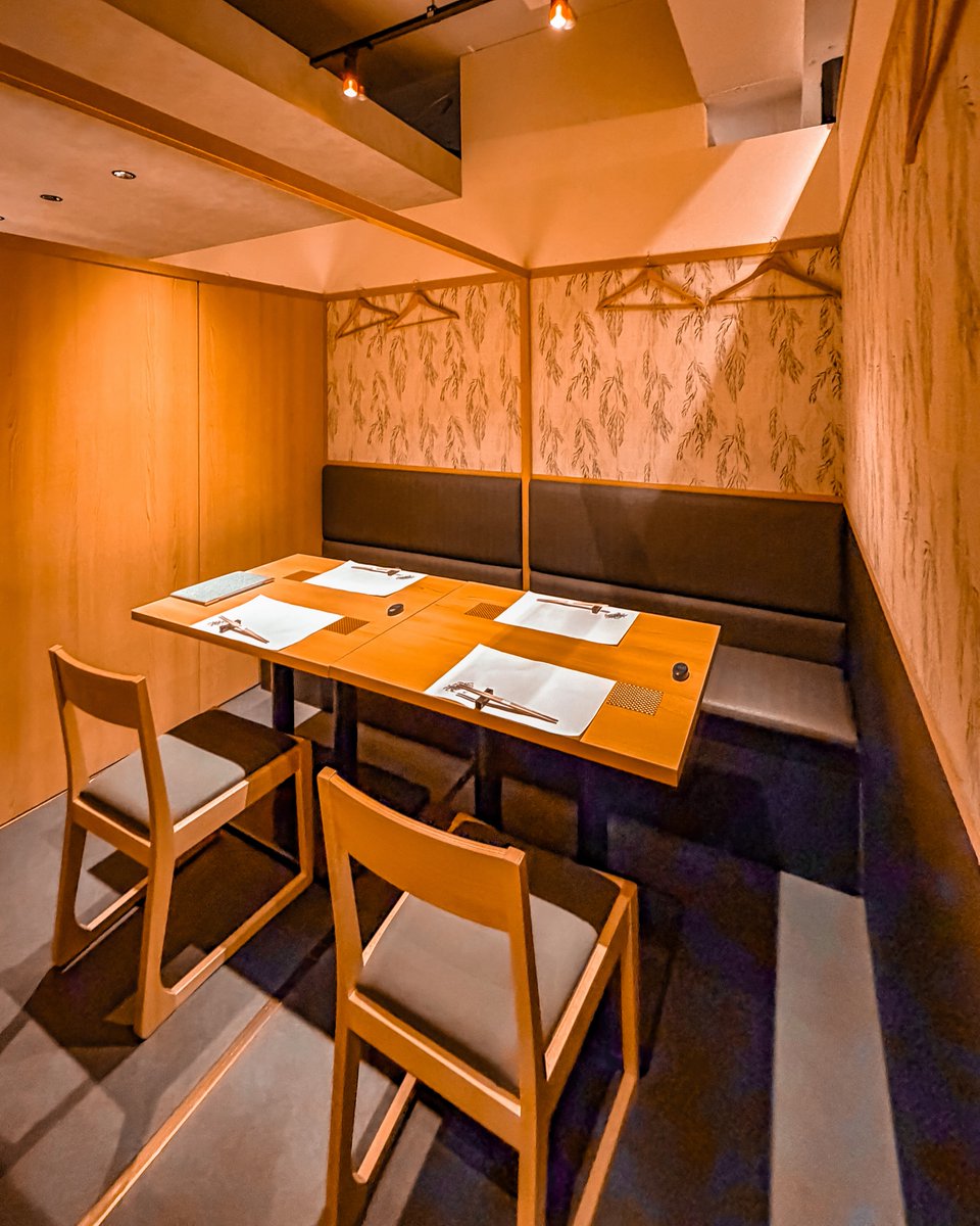 chloemooretbogk's tweet photo. A crab kaiseki restaurant in Hamamatsucho, open for less than a year, still has no Instagram. Enjoy crab dishes in a private room, from sashimi and hot pot to grilled king crab and crab porridge. Finish with lemon sorbet, then stroll around Tokyo https://t.co/pGlae9I5iR