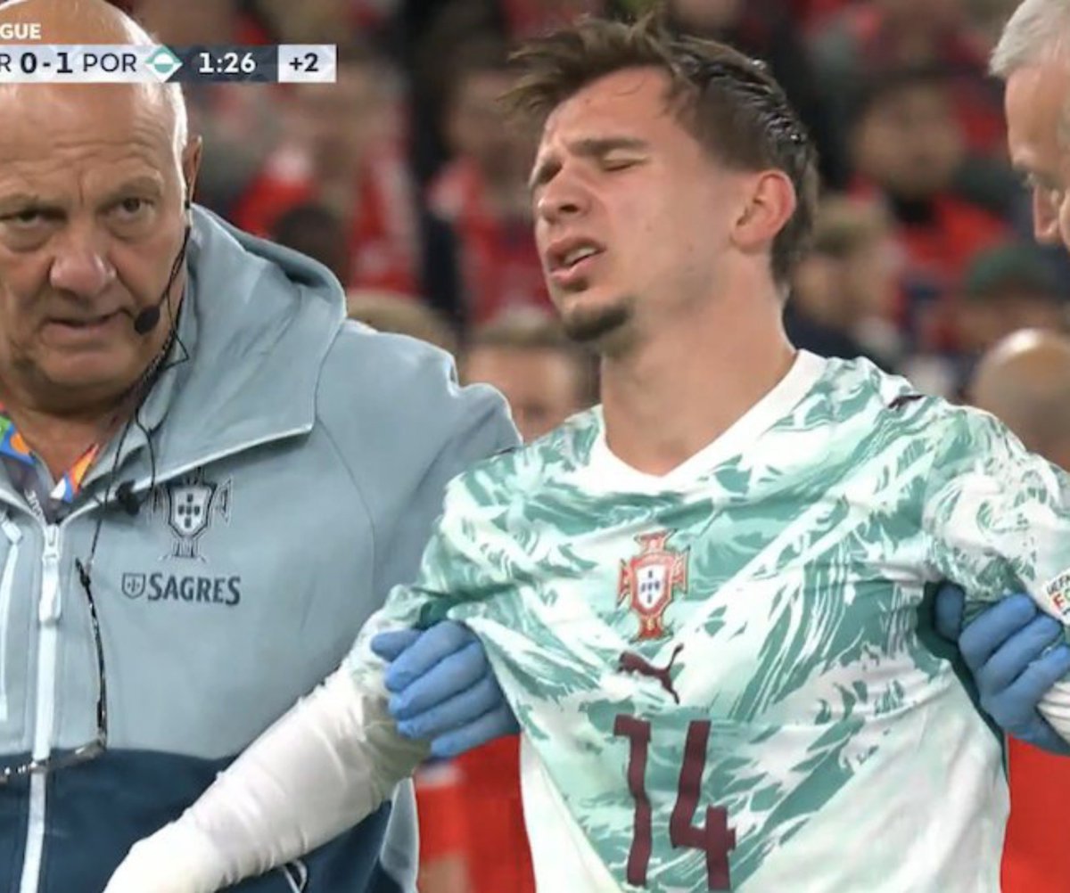 theFJEN's tweet photo. 🚨🇵🇹 BREAKING: Francisco Conceição is down injured for Portugal. He's in pain. https://t.co/2Z1kECtV9P