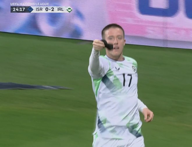 mahfildijital's tweet photo. 📷 İrlandalı futbolcu Jack Moylan, İsrail'e karşı gol attıktan sonra Filistin için taktığı siyah kol bandını çıkararak öptü. https://t.co/a0v7SyEsFW