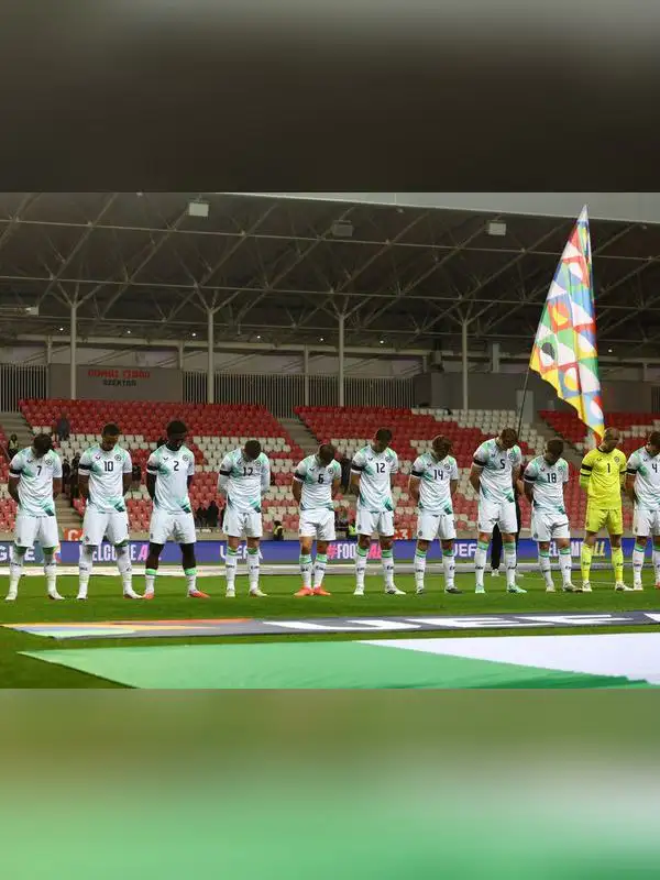 YZaatreh's tweet photo. خبر المساء الجميل!
عنوان صحيفة اليمين (إسرائيل اليوم): "بعد الاستفزازات: أيرلندا تُذل إسرائيل".. ومنها:
لم يصافح لاعبو أيرلندا الذين كانوا يرتدون شارات سوداء، لاعبي الفريق الإسرائيلي كما كان متوقعا، بل وانحنوا برؤوسهم أثناء عزف النشيد الوطني "هاتيكفا".
النتيجة: فوز أيرلندا 3- صفر.
