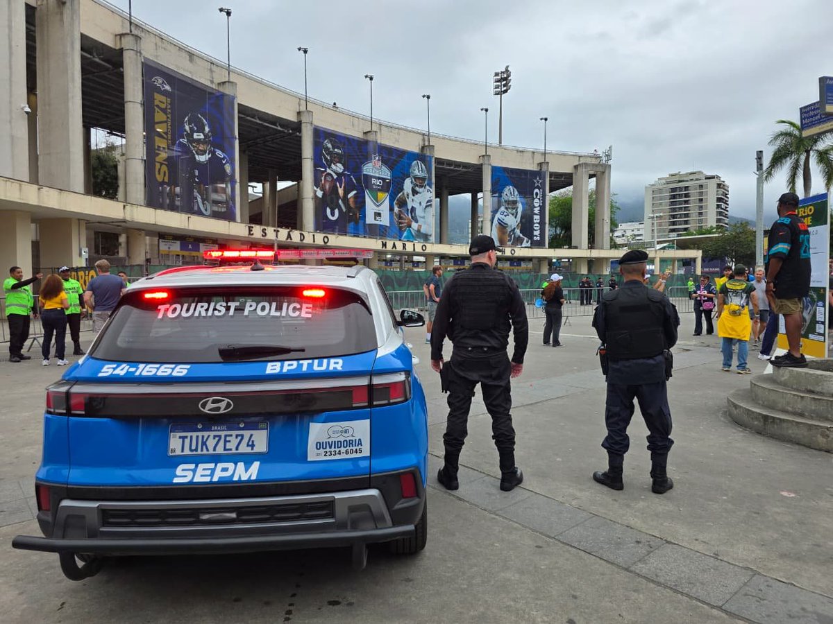 PMERJ's tweet photo. ➡️ SEGURANÇA E PROTEÇÃO NA #NFLRioGame2026
🚔👮♀️ Policiais do #BPTur e da #PatrulhaMariadaPenha atuam no #Maracanã, reforçando a segurança, o acolhimento e a proteção do público durante o evento. (+) ⤵️
#ServireProteger #PMERJ #BPTur #PatrulhaMariadaPenha #NFL #Maracanã https://t.co/mOe0OA28Kt