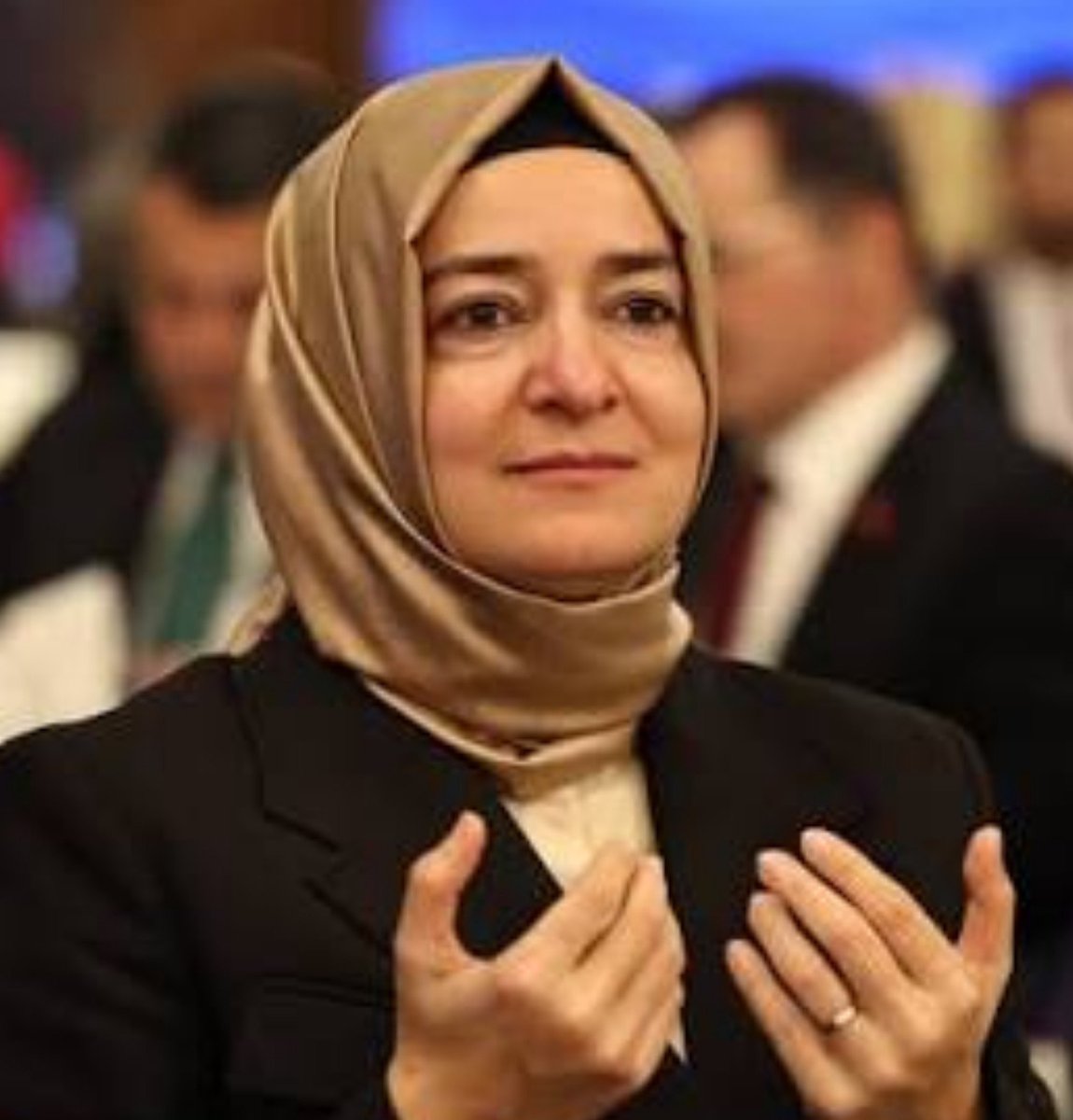nutuk1071's tweet photo. 🚨Fatma Betül Sayan'ın tespit edilen mal varlığı 36 milyon dolar iken henüz tespit edilmemiş mal varlığının 100 milyon doları geçebileceği belirtildi. (Halk TV)

Bir belediye başkanı olmamasına rağmen hiçbir ihale ve benzeri imkanlar olmadan bu serveti edinmesi akla soru işaretleri getirdi.