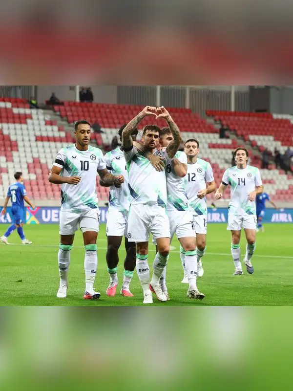 YZaatreh's tweet photo. خبر المساء الجميل!
عنوان صحيفة اليمين (إسرائيل اليوم): "بعد الاستفزازات: أيرلندا تُذل إسرائيل".. ومنها:
لم يصافح لاعبو أيرلندا الذين كانوا يرتدون شارات سوداء، لاعبي الفريق الإسرائيلي كما كان متوقعا، بل وانحنوا برؤوسهم أثناء عزف النشيد الوطني "هاتيكفا".
النتيجة: فوز أيرلندا 3- صفر.