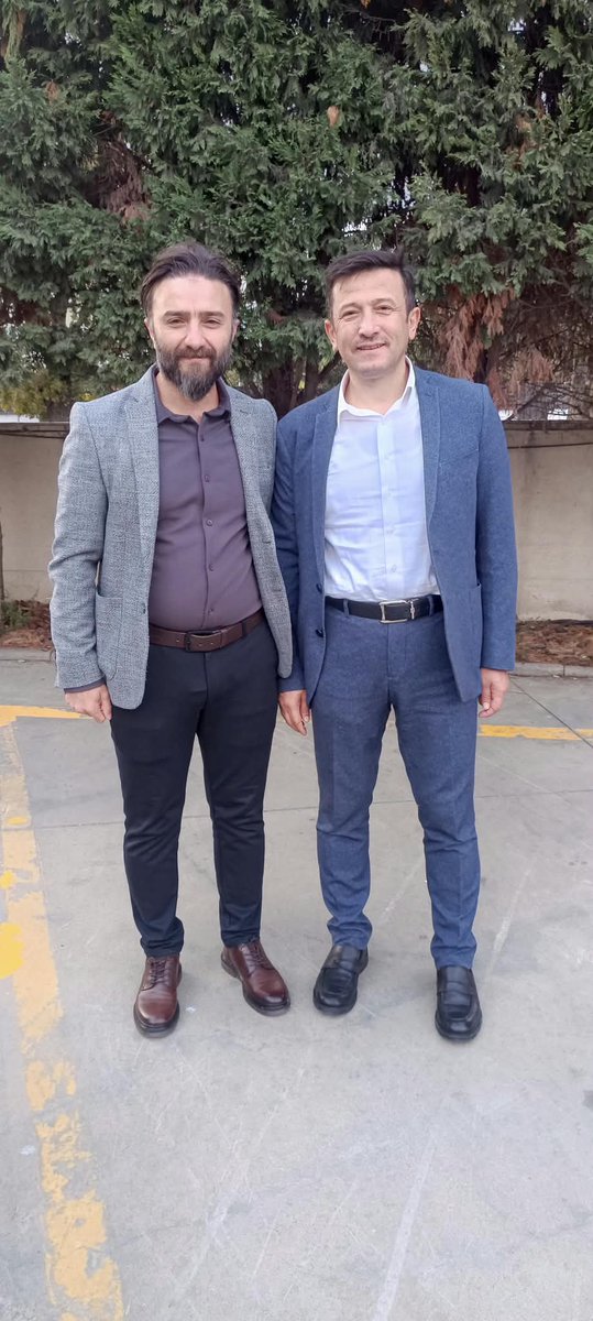 CirakStajFED's tweet photo. TÜRKİYE YÜZYILI BULUŞMALARINDA STAJ VE ÇIRAKLIK SİGORTASI MAĞDURİYETİMİZİ DİLE GETİRDİK ⚖️

@Akparti
@AKPartiTBMMGrup
@avhamzadag
@stajcirak3434
@Alperen53646842

Türkiye Yüzyılı Buluşmaları programında, AK Parti MKYK Üyesi Sayın Hamza Dağ ile Federasyon Genel Sekreterimiz, Mesut Olgunsoy görüşme ve istişare etme imkânı buldu.

Sayın Hamza Dağ’a, bizleri dinlediği, staj ve çıraklık sigortasından kaynaklanan hak kayıplarımızı dinleyerek konu hakkında istişarede bulunduğu için teşekkür ediyoruz.

Staj ve çıraklık döneminde fiilen çalışma hayatına adım atan insanların yıllardır yaşadığı sosyal güvenlik mağduriyeti artık göz ardı edilemez. Çalışanların sigortalılık başlangıçlarının emeklilik hesabında yok sayılması, geçmişten bugüne taşınan ciddi bir hak kaybıdır.

Bizim talebimiz açık ve nettir: Bu mağduriyet artık gündemden düşmemeli, çözüm için TBMM’de gerekli yasal düzenleme yapılmalıdır.

Bizler söz değil, çözüm istiyoruz.
Geçmişin mağduriyeti geleceğin evlatlarına aktarılmasın.

Staj ve çıraklık sigortası mağduriyeti çözüme kavuşana kadar mücadelemiz sürecektir.

Mesleki Eğitime
#3308YasaAmbargosu