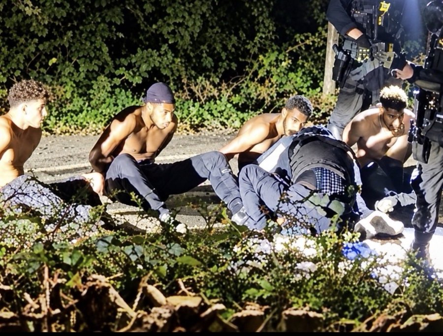 EelcoHoecke's tweet photo. De eerste beelden van de terroristen die explosieven plaatsten bij een VS vliegbasis in GB....

Rusland zit er dus niet achter wat sommige Nederlandse mainstream media reeds feitenvrij beweerden.... https://t.co/BYl7HN3k3A