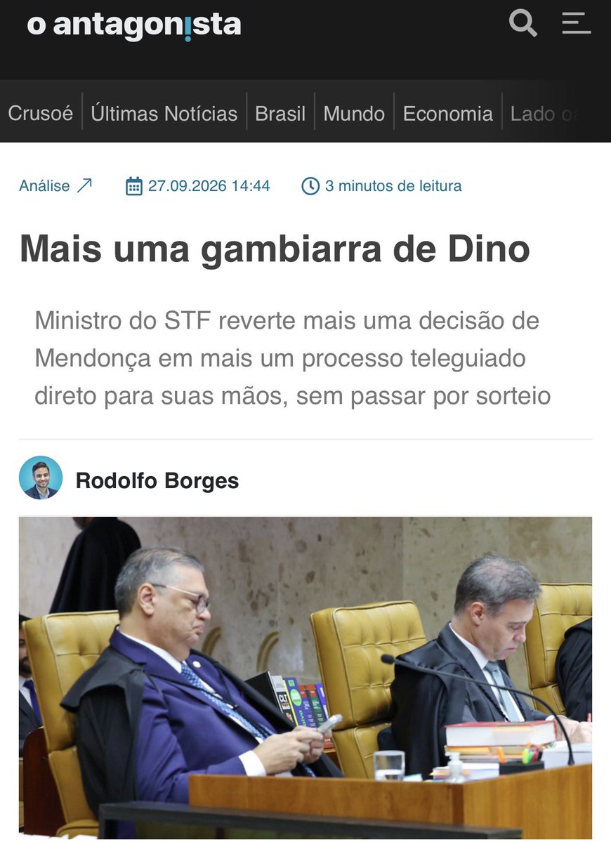 mauad_joao's tweet photo. São tantos os vícios e ilegalidades na decisão de Dino, neste domingo, que até o mais gabaritado e experiente dos juristas teria dificuldade para elencar. Mas a avacalhação do princípio do juíz natural é a mais evidente. Dino acaba de dar verniz institucional ao modelo nefasto do “juíz à la carte”, em que as partes escolhem o julgador que melhor se adapta às suas conveniências e pretensões… 🤮

O texto é de Rodolfo Borges, em O Antagonista 👇

“O self-service em que se transformou o Supremo Tribunal Federal (STF) serviu neste domingo, 27, mais uma gambiarra da lavra do ministro Flávio Dino.

O ministro com “cabeça política” indicado por Lula reverteu pela segunda vez em poucas semanasuma decisão de um colega de tribunal, usando um processo antigo, de maio, sobre uma decisão do Tribunal Regional do Paraná que havia determinado a remoção de conteúdo e a proibição de novas manifestações sobre inelegibilidade de Deltan Dallagnol (Novo), candidato ao Senado.

O procedimento repete o que ocorreu no caso da reintegração de Andrei Rodrigues à direção-geral da Polícia Federal, e evitou que a reclamação dos advogados do humorista Antonio Tabet fosse sorteada entre os ministros do tribunal, indo parar diretamente nas mãos do ministro escolhido.

Naquele processo, Dino também reverteu uma decisão de André Mendonça.

“É impossível enxergar”
Dino faz sua própria avaliação sobre o post em que Tabet reverberou a fake news de que o senador Flávio Bolsonaro (PL-RJ) pretende retirar de Nossa Senhora Aparecida o título de padroeira. 

“É impossível enxergar na postagem do peticionário o grau de certeza de ilicitude para — sem a adequada instrução processual — extrair duríssimas consequências contra a liberdade de expressão e, em última análise, contra a própria liberdade religiosa — já que os adeptos da fé em Nossa Senhora Aparecida ficariam, na prática, receosos ou impedidos de se manifestar”, diz Dino.

Tabet postou uma imagem de Nossa Senhora com o seguinte comentário: “A família miliciana odeia tanto mulher preta, que resolveu atacar nossa Senhora Aparecida”.

Inquérito das fake news
A complacência de Dino com Tabet destoa da rigidez com que Alexandre de Moraes conduziu o inquérito das fake news, contra o qual, aliás, Dino nunca se insurgiu. 

O ministro já estava no STF quando Moraes decidiu bloquear o X por 40 dias durante as eleições municipais de 2024, e não demonstrou qualquer preocupação com a liberdade de expressão.

Crusoé avisou, em junho, que haveria uma guerra entre TSE e STF para decidir os rumos da eleição. O ministro Gilmar Mendes, por exemplo, referendou rapidamente o reajuste eleitoreiro do Bolsa Família, sem nem esperar por decisão do TSE.

Os ministros seguem avacalhando o STF depois da pior sessão da história, em que Dino, Gilmar e Cristiano Zanin atuaram para evitar abertura de investigação sobre Moraes e Daniel Vorcaro. 

A única certeza nesse STF caótico é de que o buraco é bem mais embaixo.”