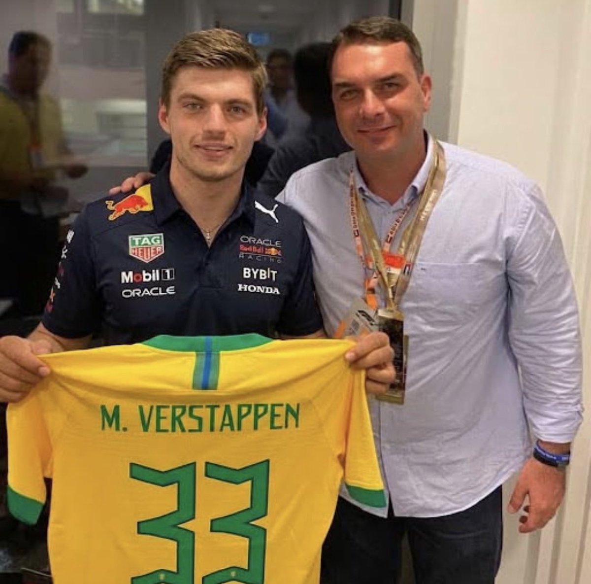 DiscordAras's tweet photo. 🚨 URGENTE
Tetracampeão de Formula 1 Max Verstappen declara apoio a Flávio Bolsonaro!
“Conversando com a família da minha namorada, vi que o Lula não pode continuar. Bolsonaro é perseguido. Precisamos apoiar quem realmente defende a liberdade. Flávio tem meu apoio.” https://t.co/raE4MdYaHH