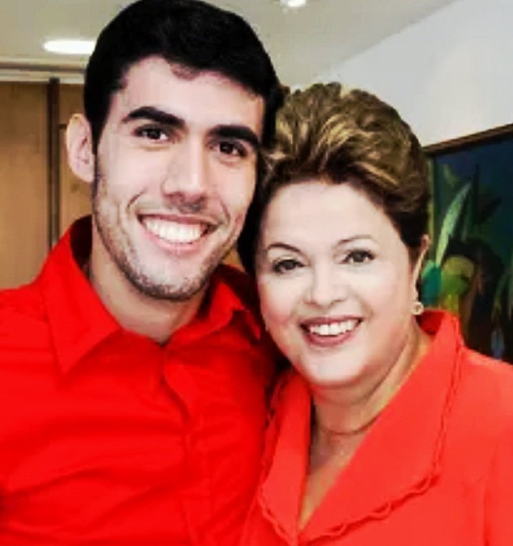 revistalavie's tweet photo. 🚨 TRAMA DIABÓLICA!

▪️Veja o roteiro da trama petista que está usando a fé dos brasileiros em Nossa Senhora Aparecida contra Flávio Bolsonaro. ⬇️

1️⃣ O perfil Dilma Bolada criou a notícia falsa sobre a Padroeira do Brasil.

2️⃣ A GloboNews espalhou o boato na TV.

3️⃣ O TSE mandou apagar as postagens mentirosas.

4️⃣ Flávio Dino foi lá e derrubou a censura às fake news, liberando o ataque dos petistas. 👇