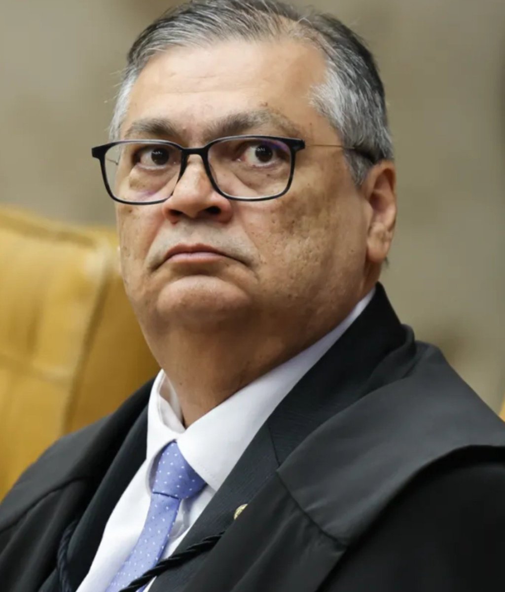 revistalavie's tweet photo. 🚨 TRAMA DIABÓLICA!

▪️Veja o roteiro da trama petista que está usando a fé dos brasileiros em Nossa Senhora Aparecida contra Flávio Bolsonaro. ⬇️

1️⃣ O perfil Dilma Bolada criou a notícia falsa sobre a Padroeira do Brasil.

2️⃣ A GloboNews espalhou o boato na TV.

3️⃣ O TSE mandou apagar as postagens mentirosas.

4️⃣ Flávio Dino foi lá e derrubou a censura às fake news, liberando o ataque dos petistas. 👇
