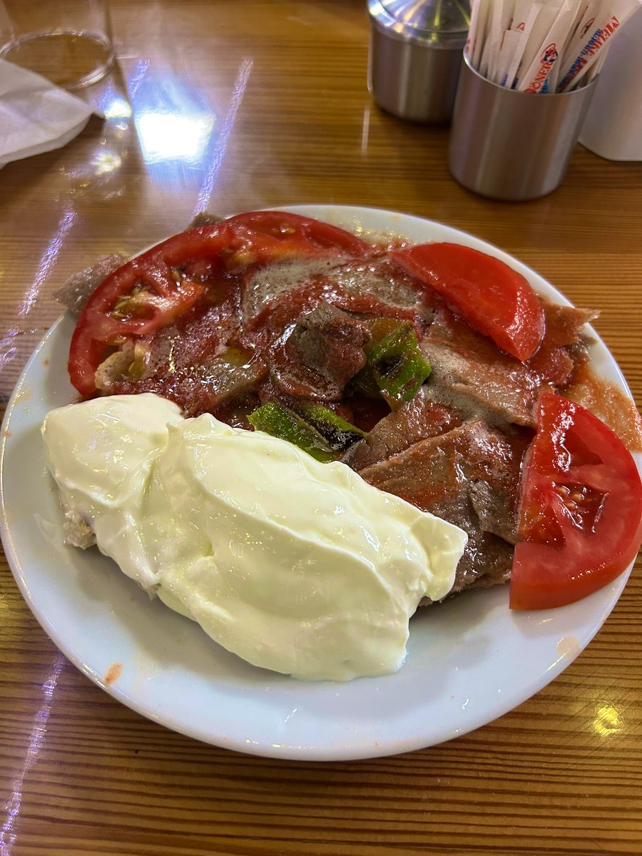 EzelOn624's tweet photo. Orijinal Mavi dükkan, Ünlü cadde'deki meşhur İskender Kebapçısı, Orhan camiinin altındaki Bursa Kebapçısı ve Uludağ Kebapçısı gibi yerlerle kıyaslandığında aynı prestije ve lezzete sahip olmasa da f/p açısından bakıldığında hala çok iyi noktadadır. https://t.co/lMCYNkGNrx