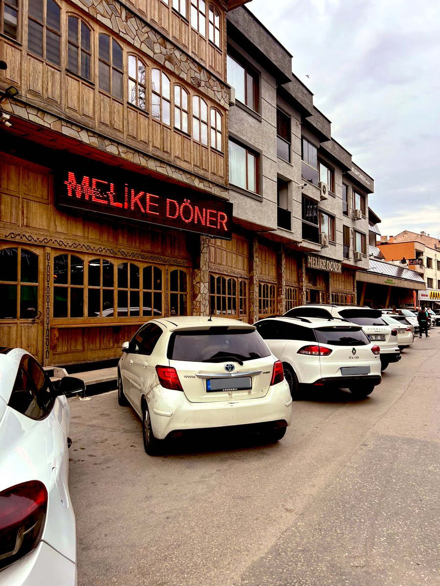 EzelOn624's tweet photo. Orijinal Mavi dükkan, Ünlü cadde'deki meşhur İskender Kebapçısı, Orhan camiinin altındaki Bursa Kebapçısı ve Uludağ Kebapçısı gibi yerlerle kıyaslandığında aynı prestije ve lezzete sahip olmasa da f/p açısından bakıldığında hala çok iyi noktadadır. https://t.co/lMCYNkGNrx