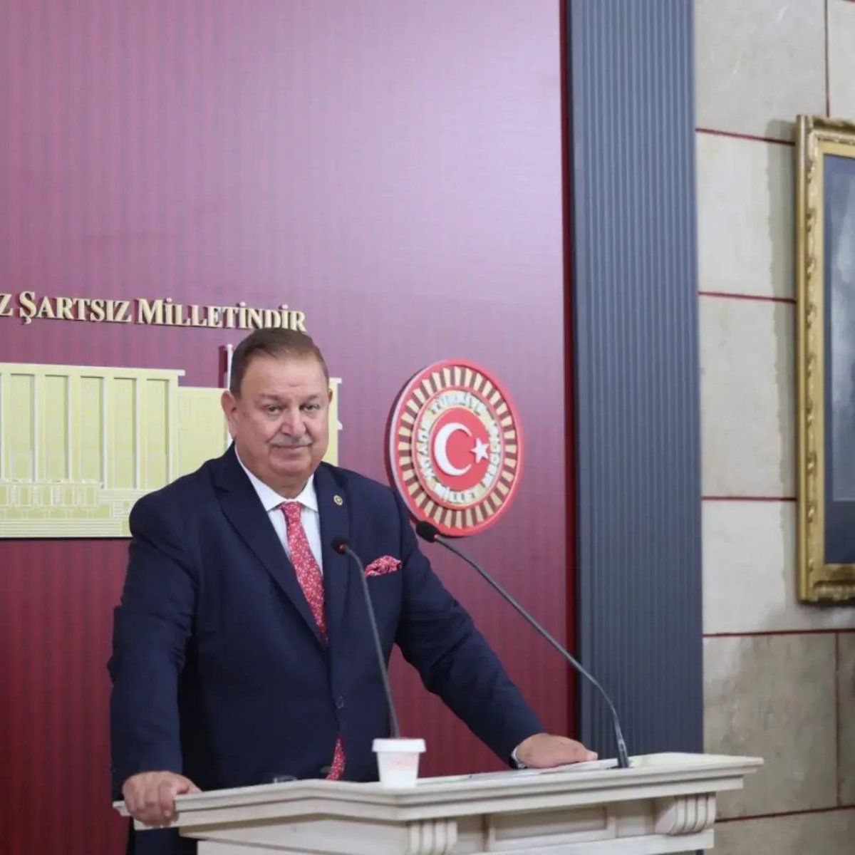 DoganBekin's tweet photo. Yıllarca  Prof.Dr.Necmettin Erbakan'a  ağır ithamlarda bulunan ve keramaeti kendilerinden menkul  ifadelerle büyük hezeyanlar içerisinde siyaseten güç devşirmeye çalışan ve bir dönem fikren ve kalben  kendilerini 'USA patentli' bildik analoji merkezine  payanda etmeye çalışan  fikir fukarası sözde siyasetçilerin, son dönemde ise  samimiyetten uzak bi anlayışıla Yeniden Refah Partisi Genel Baskanı  Dr.Fatih Erbakan'ın kanatları altına sığınıp "Milli Görüş" seviciliğine ve sözcülüğüne  kalkışmaları asla kabul edilebilir bir durum değildir.

Doğan Bekin